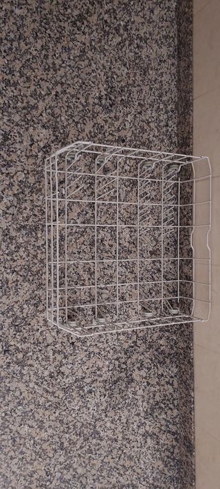 Cesta lavavajillas parte inferior.