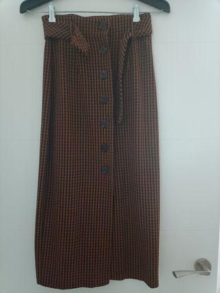 Falda midi cintura alta. Zara