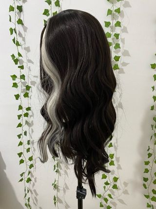 Peluca negra mecho blanco