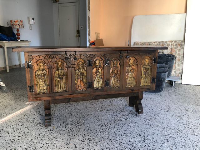 Aparador taquillón tallado a mano.