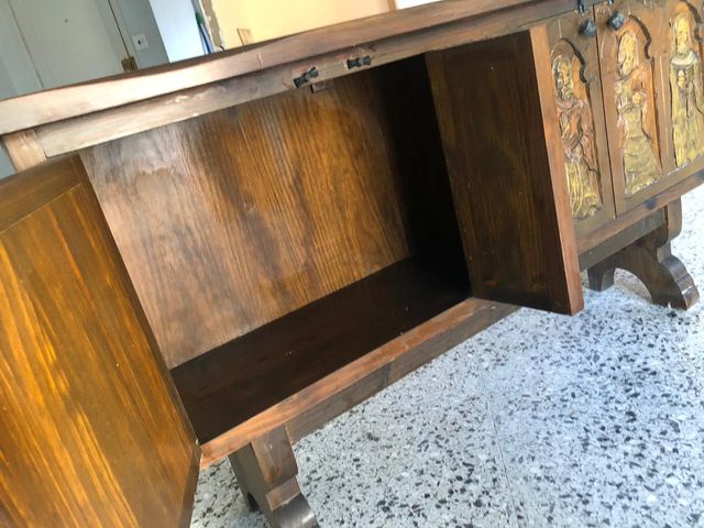 Aparador taquillón tallado a mano.