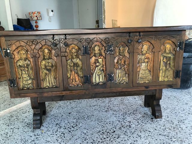 Aparador taquillón tallado a mano.