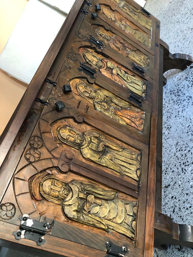 Aparador taquillón tallado a mano.