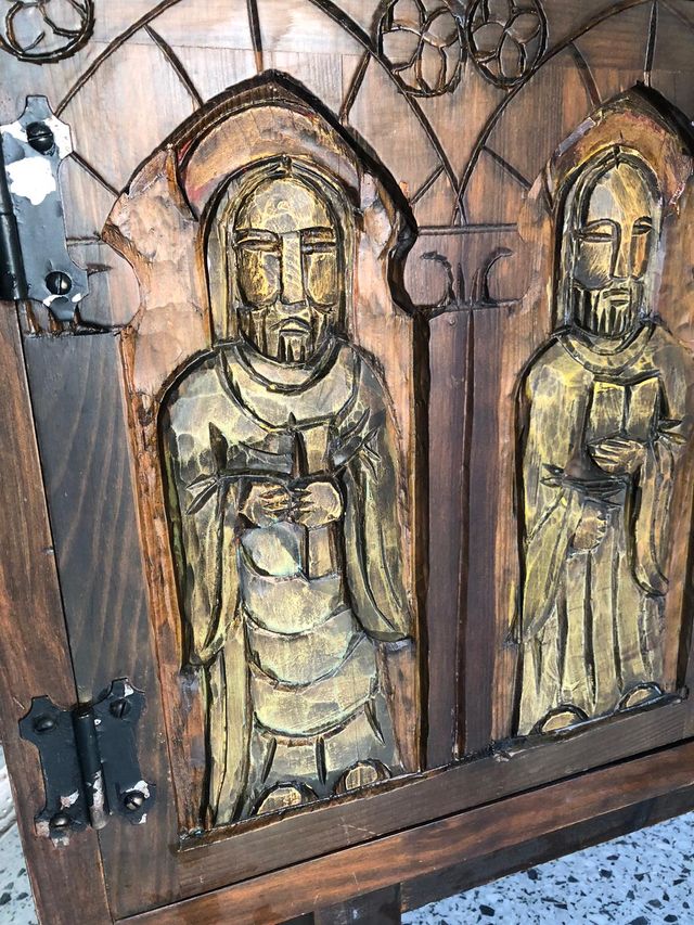 Aparador taquillón tallado a mano.