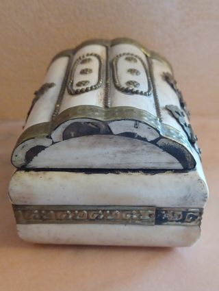 Antico scrigno in osso.