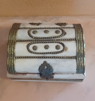 Antico scrigno in osso.