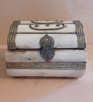 Antico scrigno in osso.