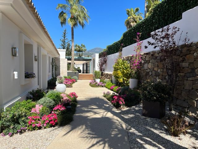 Mantenimiento de jardines y piscinas.