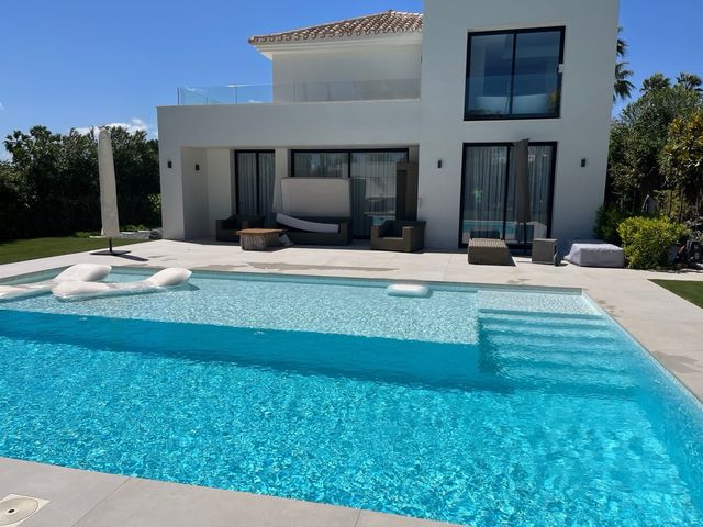 Mantenimiento de jardines y piscinas.