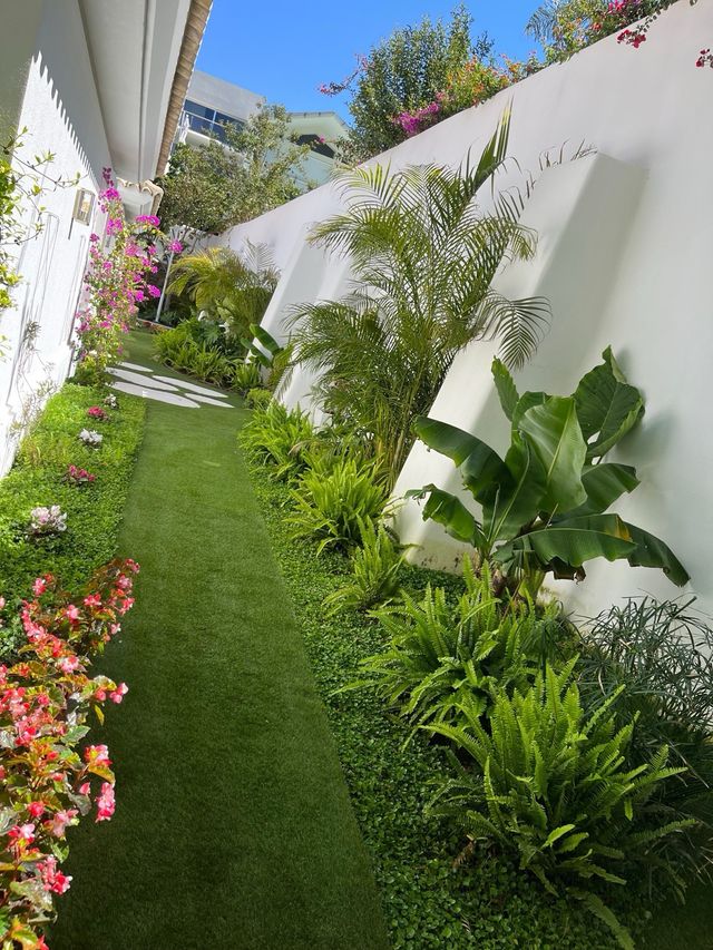 Mantenimiento de jardines y piscinas.