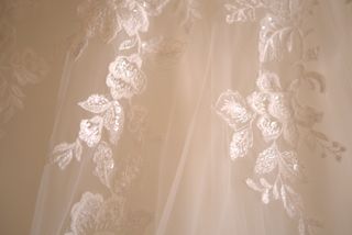 Vestido de novia y tocado de novia