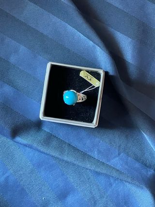 Anillo de plata con turquesa artificial
