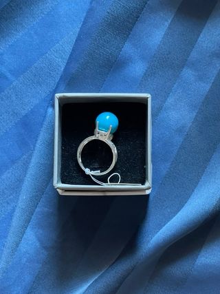 Anillo de plata con turquesa artificial