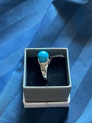 Anillo de plata con turquesa artificial