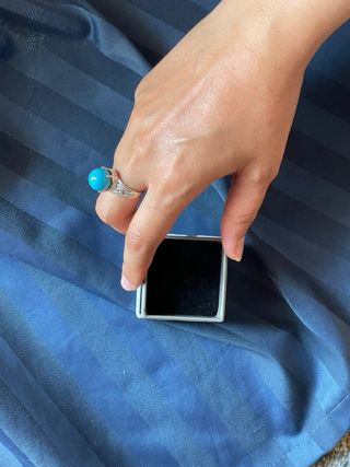 Anillo de plata con turquesa artificial