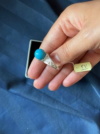 Anillo de plata con turquesa artificial