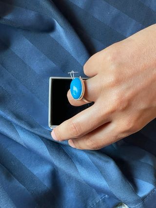 Anillo de plata con turquesa artificial