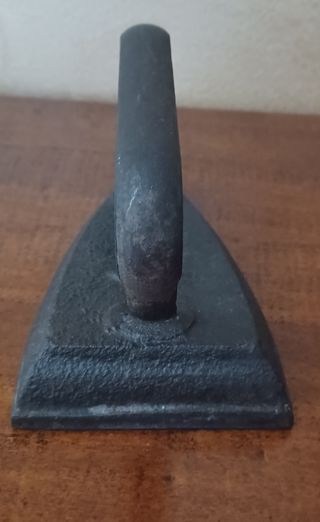 Ferro da stiro antico.