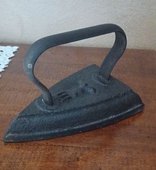 Ferro da stiro antico.