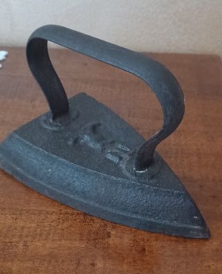 Ferro da stiro antico.