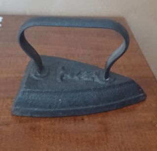 Ferro da stiro antico.