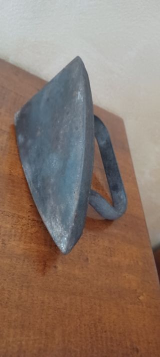 Ferro da stiro antico.