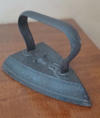 Ferro da stiro antico.