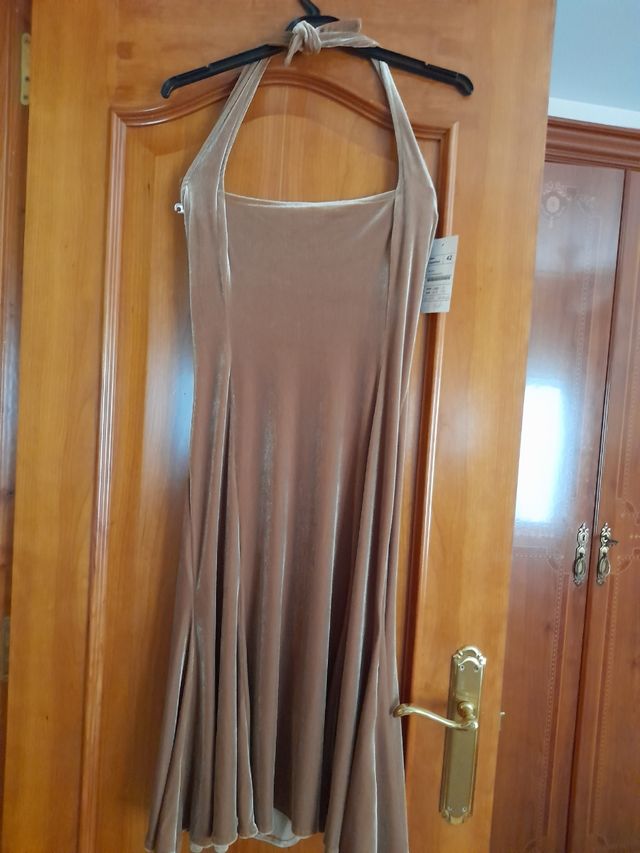 Vestido de terciopelo color champán