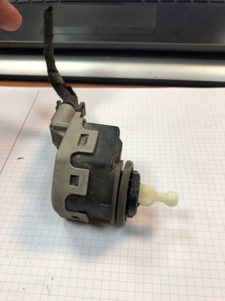 Regulador faros opel astra