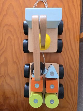 Grúa con cubos, multicolor