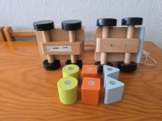 Grúa con cubos, multicolor