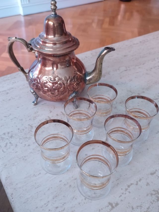Tetera marroquí y vasos para el té moruno