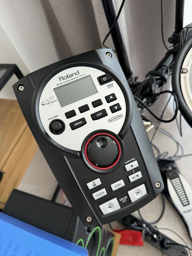 batería electrónica Roland TD-11 y altavoz Roland