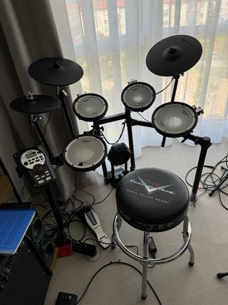 batería electrónica Roland TD-11 y altavoz Roland