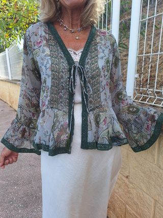 Chaqueta corta ligera, tipo kimono 