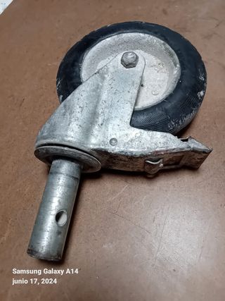 RUEDAS DE ANDAMIO CON FRENO UNA DE ELLAS NUEVA.