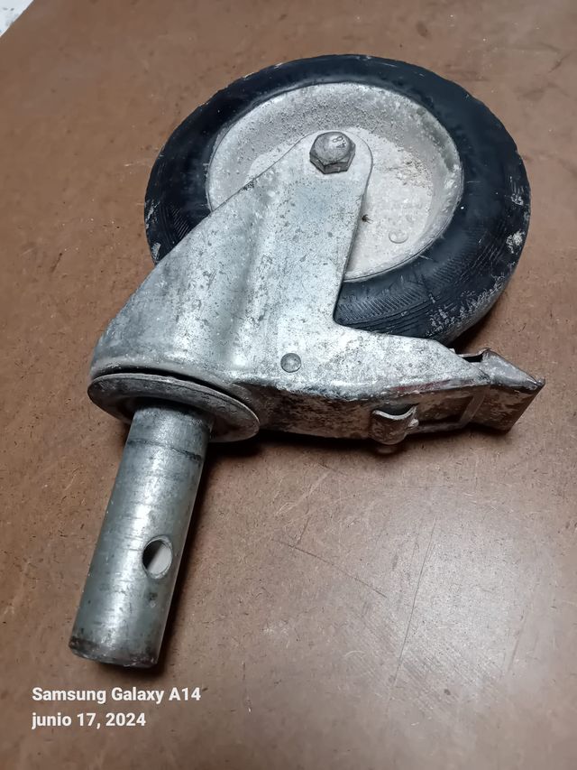 RUEDAS DE ANDAMIO CON FRENO UNA DE ELLAS NUEVA.