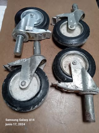 RUEDAS DE ANDAMIO CON FRENO UNA DE ELLAS NUEVA.