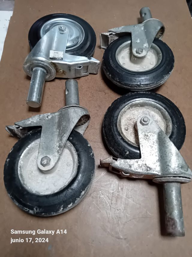 RUEDAS DE ANDAMIO CON FRENO UNA DE ELLAS NUEVA.