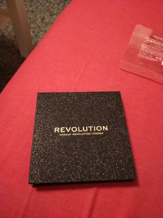 Paleta Revolution + regalo