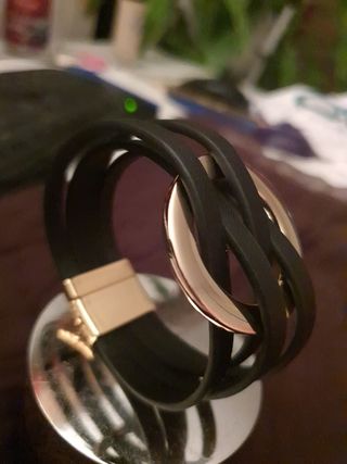Brazalete cuero negro y adorno orooro