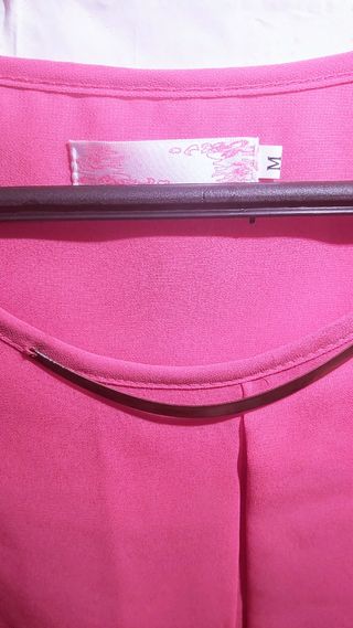 Blusa rosa fúcsia com gargantilha