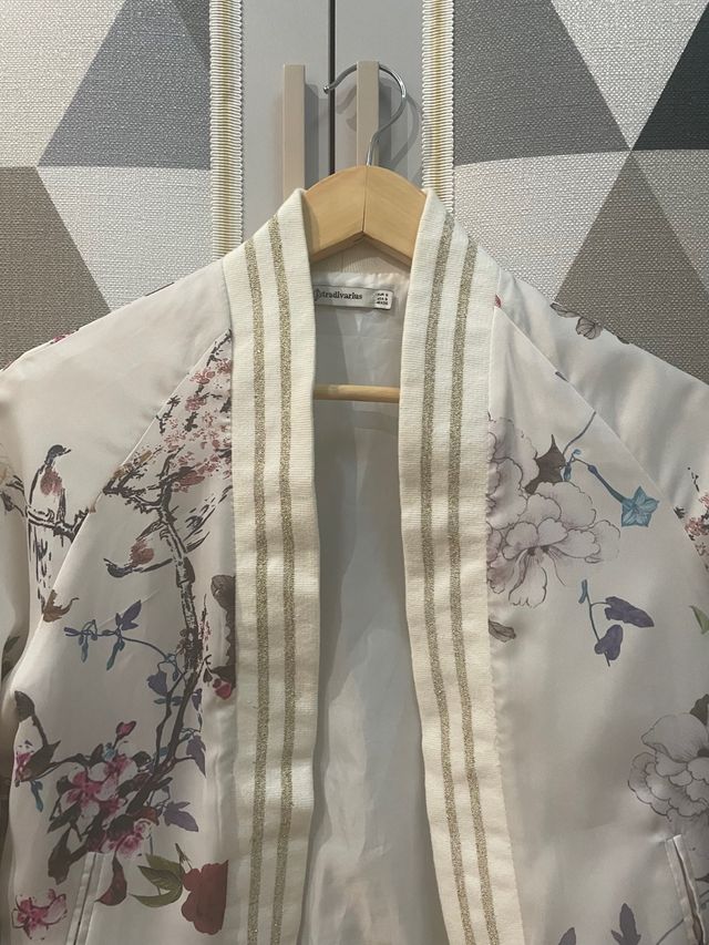 Cazadora Stradivarius corta 