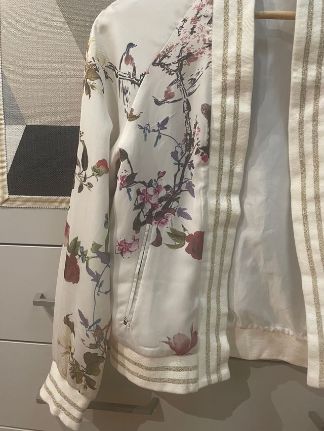 Cazadora Stradivarius corta 