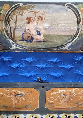 Antigua arca con imágenes pintadas a mano