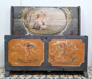 Antigua arca con imágenes pintadas a mano