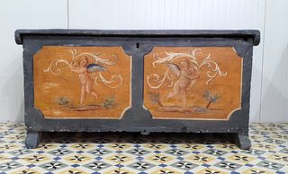 Antigua arca con imágenes pintadas a mano