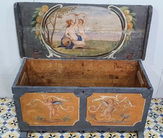 Antigua arca con imágenes pintadas a mano