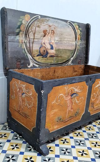 Antigua arca con imágenes pintadas a mano