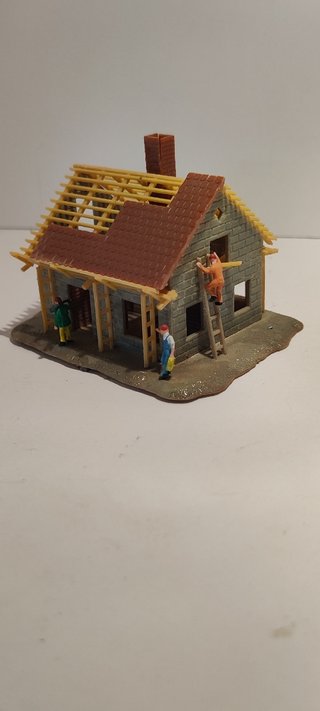 Casa en obras con andamios(2)**